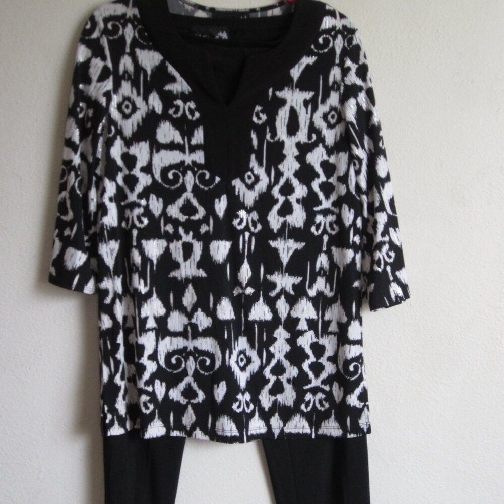 Carolyn Strauss Studio Two-Piece Black Pant Set with a Black, White, Sil…